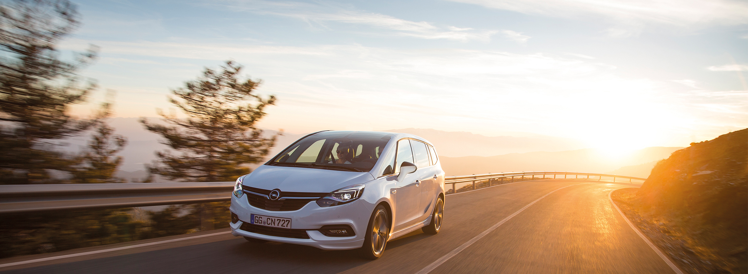 Opel Zafira auf einer Strasse im Herbst